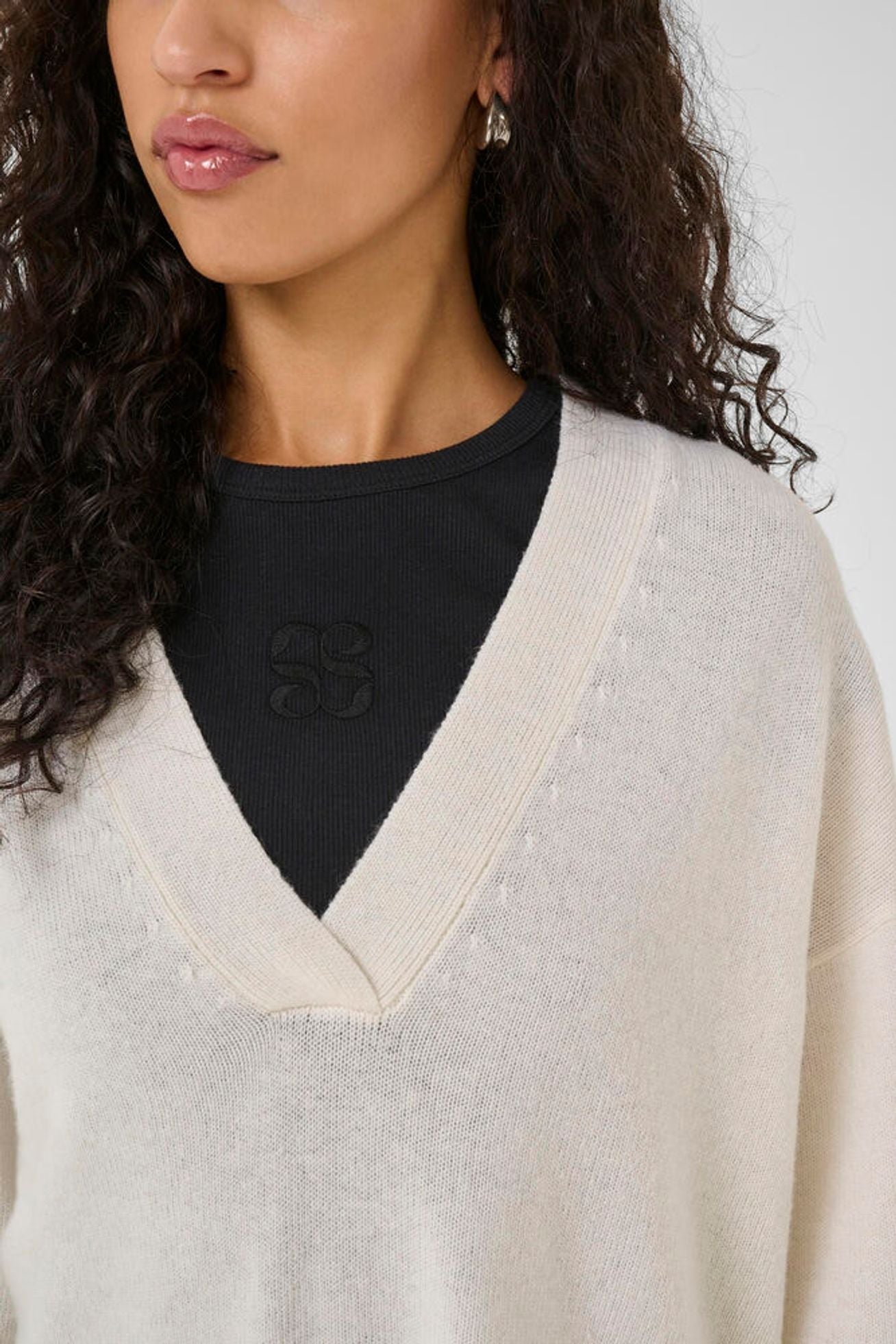 HUXI V-HALS STRIK MEW