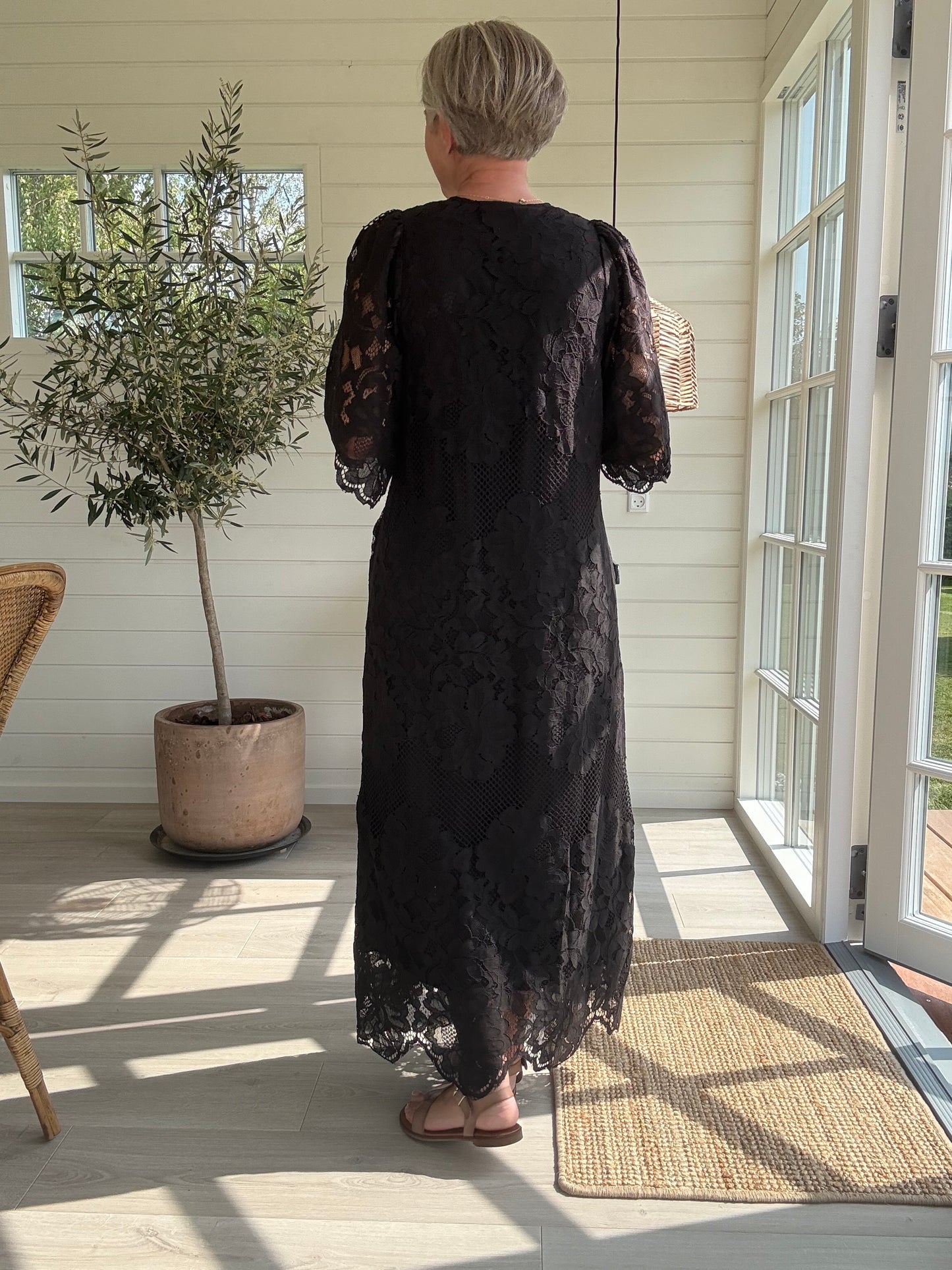 CURVEY LACE HEM KJOLE HL