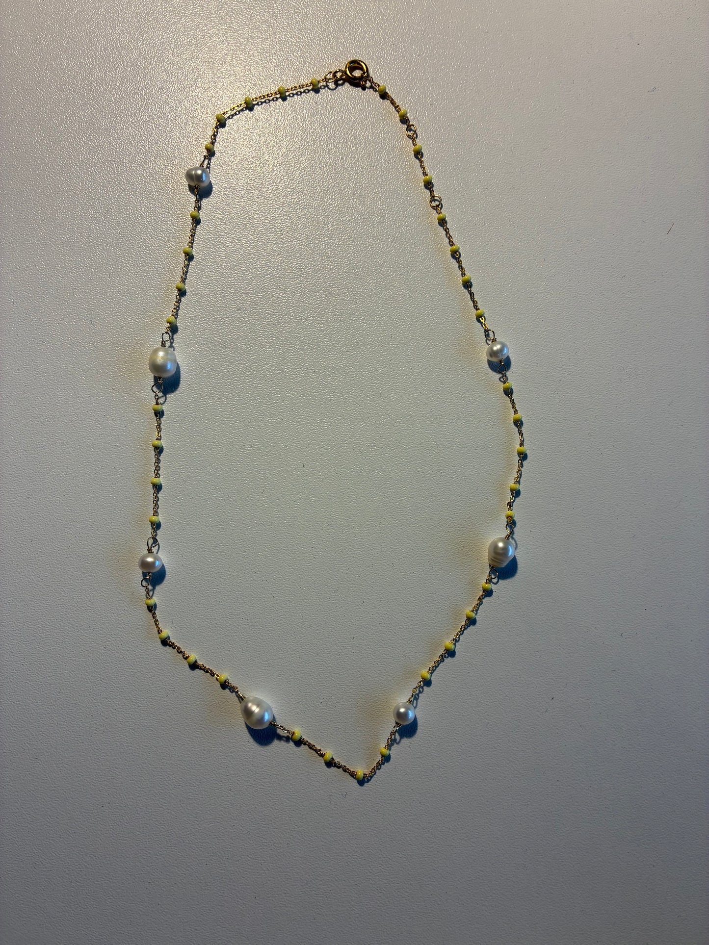 Enamel halskæde gul med perler