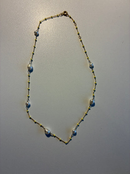 Enamel halskæde gul med perler