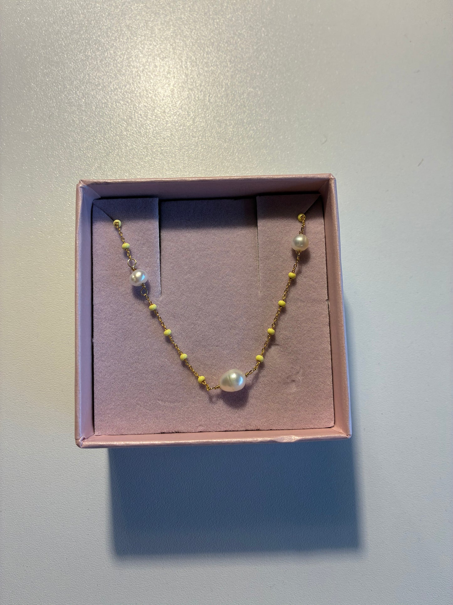 Enamel halskæde gul med perler