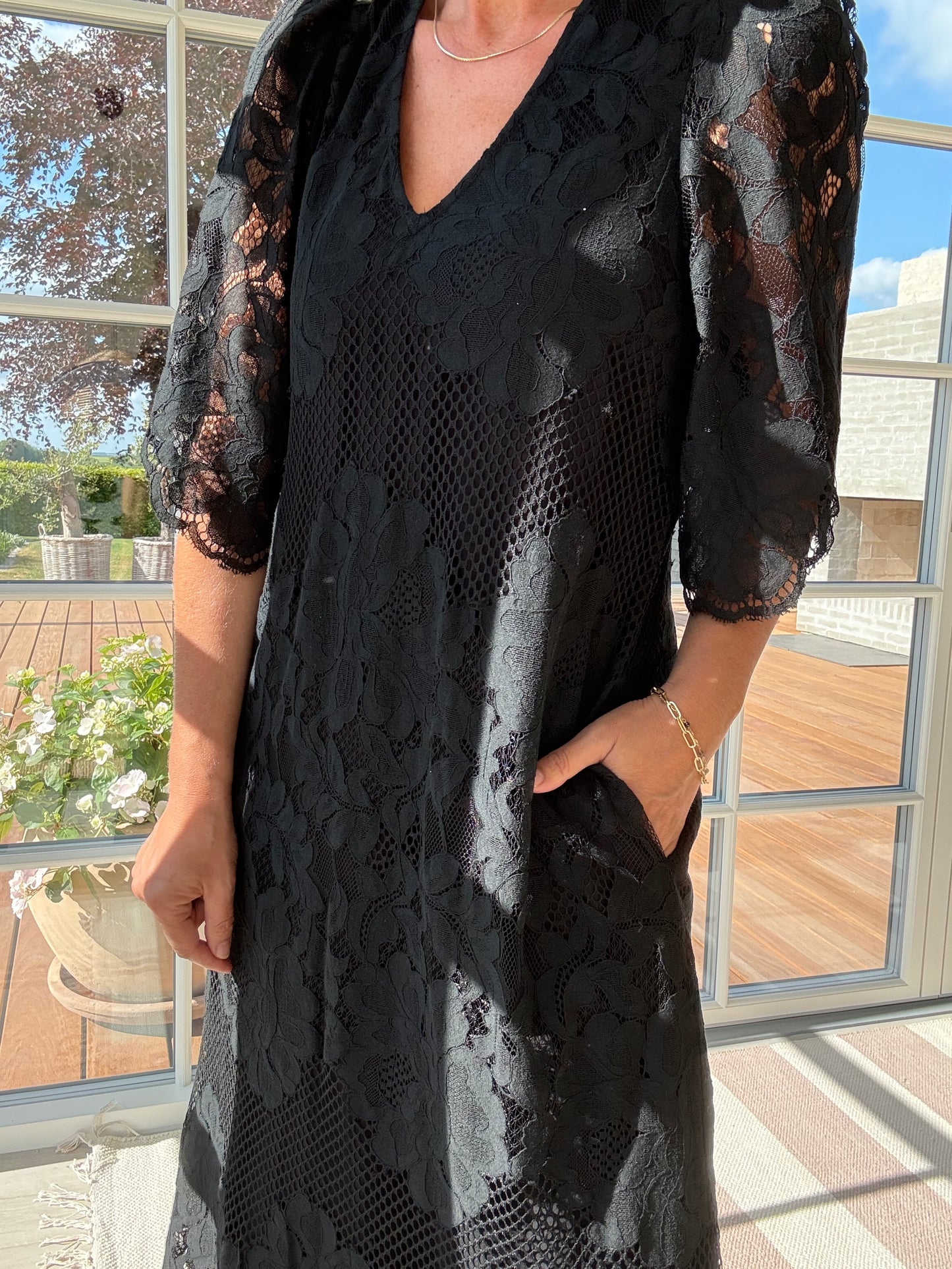 CURVEY LACE HEM KJOLE HL