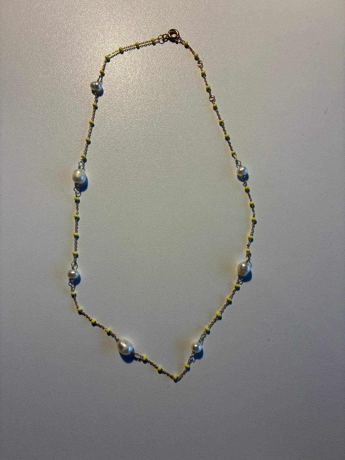 Enamel halskæde gul med perler - LifeStyle Hedensted
