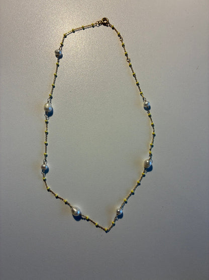 Enamel halskæde gul med perler - LifeStyle Hedensted
