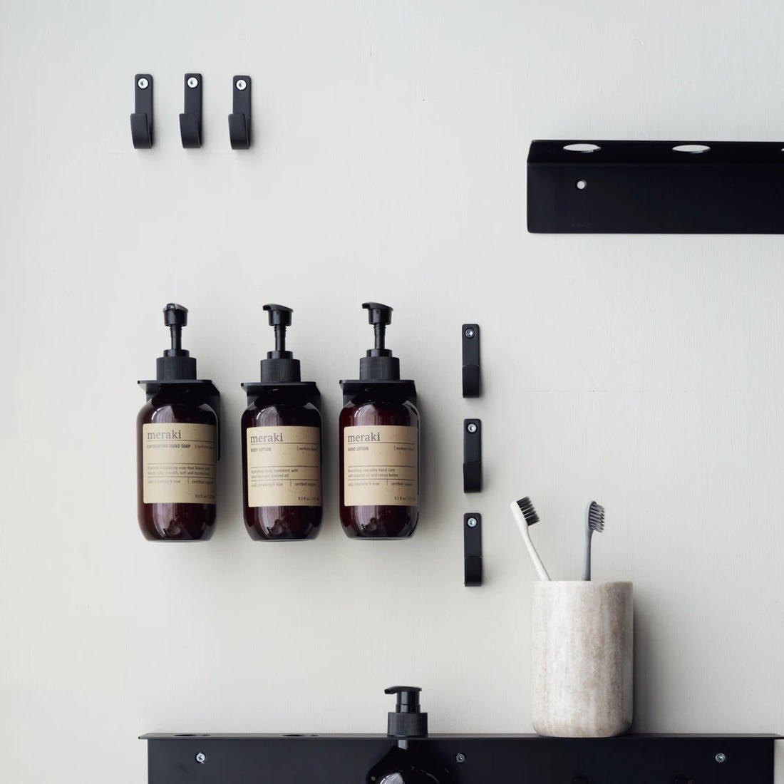 VÆGOPHÆNG , BØRSTET SORT FINISH, HD - LifeStyle Hedensted